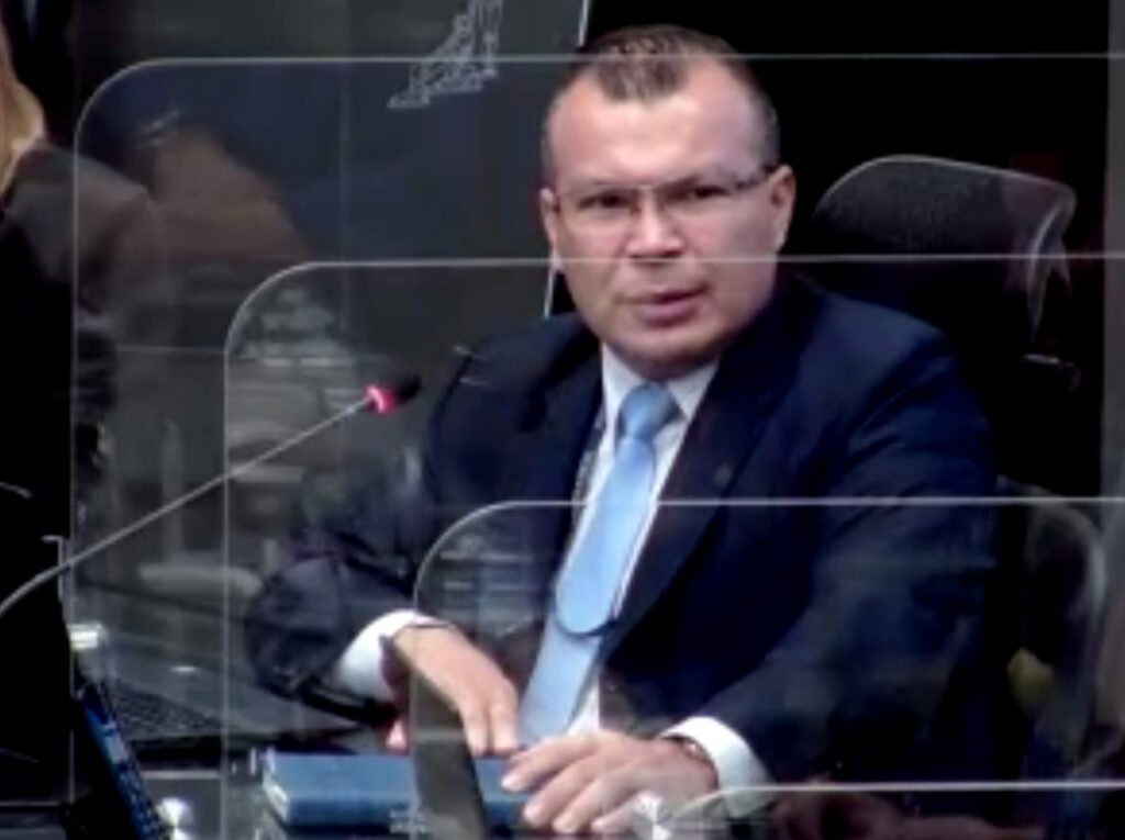 Imagen que contiene hombre, interior, parado, viendo
Descripción generada automáticamente